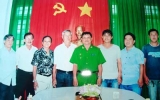 Town Chinese community grants gift to Phu Hoa ward’s “knights”