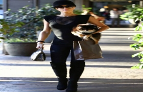 Paris Hilton thả rông vòng một diễu phố