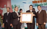 Trường Đại học kinh tế kỹ thuật Bình Dương đón nhận Huân chương lao động hạng III