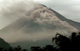 印尼默拉皮火山活动加剧可能喷发