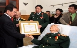 Đại tướng Võ Nguyên Giáp nhận huy hiệu 70 năm tuổi Đảng