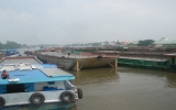 Hàng trăm xà lan mắc kẹt trên sông Sài Gòn