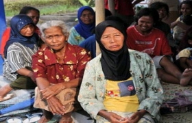 Indonesians trickle home as volcano death toll nears 250