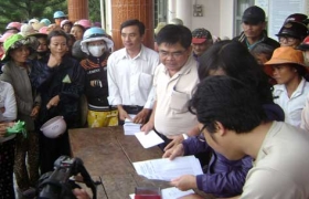 Những chuyến cứu trợ nặng nghĩa tình
