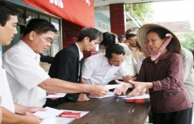 Những chuyến cứu trợ nặng nghĩa tình