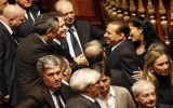 Thủ tướng Berlusconi thoát hiểm, bạo lực bùng phát
