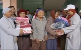 Tặng quà cho người nghèo tỉnh Bình Định