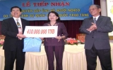 Tổng Lãnh sự quán Trung Quốc trao tặng 410 triệu đồng cho người nghèo Bình Dương