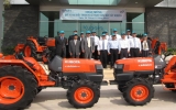 Công ty TNHH Kubota Việt Nam tặng 5 máy cày cho Hội nông dân tỉnh