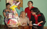 BIDV - Chi nhánh Bình Dương: Tặng quà Tết cho mẹ Việt Nam anh hùng và các hộ nghèo