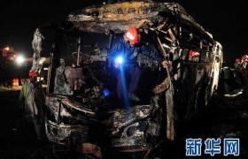 巴基斯坦客车与油罐车相撞导致32人死亡