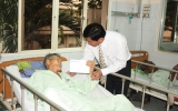 Lãnh đạo tỉnh tặng quà tết cán bộ, nhân viên y tế và bệnh nhân tại bệnh viện