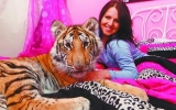 Thiếu nữ 17 tuổi ngủ chung với hổ