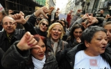 Phụ nữ Italy biểu tình yêu cầu Thủ tướng từ chức