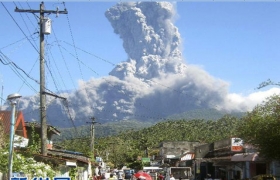 菲律宾布卢桑火山再次喷发火山灰