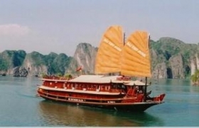 Khách du lịch vẫn muốn ngủ đêm trên vịnh Hạ Long