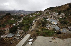 玻利维亚暴雨引发山体滑坡 至少400民宅被埋