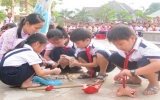 Liên đội trường Tiểu học An Phú, Tx.Thuận An: Phát huy tinh thần giúp bạn đến trường