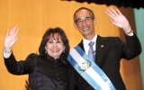 Guatemala: Tổng thống ly hôn để vợ tranh cử