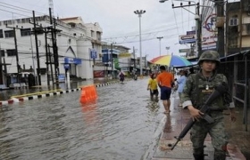 泰国南部地区暴雨致21死 政府出动航母救援