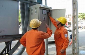 Định kỳ 1 quý/ 1 lần, chi trả trực tiếp cho hộ nghèo tiền hỗ trợ điện