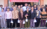 Ban Văn hóa - Xã hội HĐND tỉnh: Tặng gần 400 phần quà cho hộ nghèo ở Tân Uyên