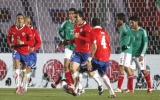 Ngược dòng ngoạn mục, Chile đứng đầu bảng C