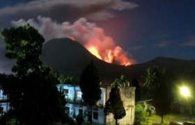 印尼罗肯火山再次剧烈喷发 超7000人离家避难