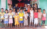 Nhóm từ thiện Hoa Tình Thương tiếp sức học sinh nghèo đến trường
