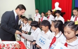 P&G Vietnam grants scholarships excellent-but-poor students