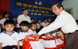 Lãnh đạo tỉnh tặng quà Trung thu cho trẻ em nghèo