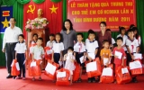 Lãnh đạo tỉnh tặng quà trung thu cho trẻ em nghèo
