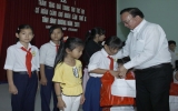 Local leaders pay gift visits to poor kids