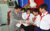 Hiệp hội doanh nghiệp Hàn Quốc tặng quà cho đối tượng chính sách huyện Phú Giáo