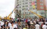 Sập mái tiền sảnh tòa nhà 8 tầng ở Hà Tĩnh: 1 người chết, 7 người bị thương