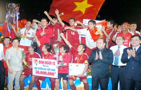 2011青年报国际足球锦标赛决赛：越南U21球队问鼎冠军宝座