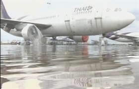 Thai floods force airport to suspend flights