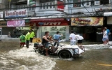 Bangkok's residents flee floods