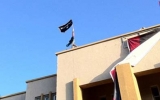 Cờ al-Qaeda tung bay trên một tòa án ở Libya