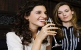 Uống rượu làm tăng nguy cơ mắc bệnh ung thư vú
