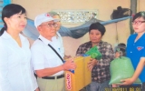 Bác Huỳnh Văn Ráng tặng quà cho người nghèo