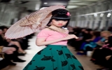 Cô gái Việt gây chấn động làng thời trang Anh