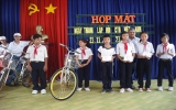 Hội CTĐ phường Bình Chuẩn (TX.Thuận An) trao quà cho học sinh khó khăn