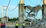 Sập cầu treo dài nhất Indonesia, 11 người chết