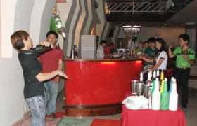 Cà phê bar Lạnh: Nơi dừng chân của bạn trẻ