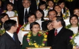 政府副总理阮善仁颁发2011年“金球奖”和IT典范女大学生奖