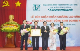 Đón nhận Huân chương Lao động hạng nhì
