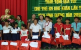 Hội Chữ thập đỏ tỉnh tặng quà cho người nghèo, tàn tật