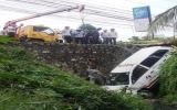 Taxi Vinasun rơi xuống kênh, tài xế may mắn thoát nạn