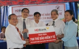 HDBank grants 700 health insurance cards to the poor